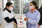 Trao gần 1.000 suất cháo từ thiện tại BVĐK tỉnh Hà Tĩnh