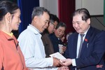 Chủ tịch Liên hiệp các Hội Khoa học kỹ thuật Việt Nam trao quà tết tại Hà Tĩnh