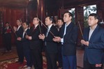 Chủ tịch Quốc hội dâng hương tưởng niệm Chủ tịch Hồ Chí Minh và chúc tết tại Hà Tĩnh