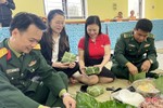 Bộ đội biên phòng gói bánh chưng xanh tặng người nghèo Nghi Xuân
