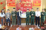 Tặng quà các đơn vị làm nhiệm vụ khu vực biên giới Hương Sơn