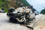 Ô tô lật ngửa giữa đường, 5 người may mắn thoát nạn