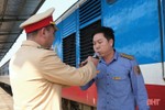 CSGT Công an Hà Tĩnh kiểm tra nồng độ cồn lái tàu hỏa