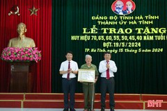Trao huy hiệu Đảng cho các đảng viên ở TP Hà Tĩnh và Can Lộc