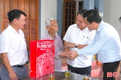 Trưởng ban Nội chính Tỉnh ủy tặng quà cựu chiến binh tham gia Chiến dịch Điện Biên Phủ