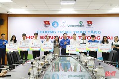 Trao 8 suất học bổng “Vững tương lai” cho học sinh, sinh viên Hà Tĩnh 