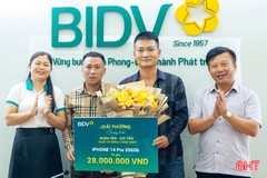 Khách hàng trúng iPhone 14 Pro khi nhận kiều hối tại BIDV Hà Tĩnh