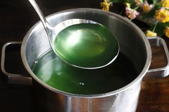 Nước luộc rau muống màu xanh sẫm có nên ăn?