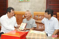 Hà Tĩnh trao tặng gần 75.000 phần quà tới người có công với cách mạng