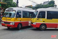Xe buýt va chạm xe buýt “nhái”, 1 hành khách bị thương