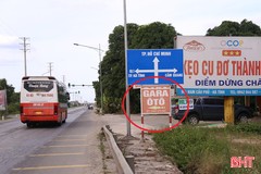 Biển quảng cáo "kẹp" biển báo giao thông trên QL1 tuyến tránh TP Hà Tĩnh