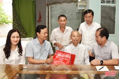 Trưởng ban Tuyên giáo Tỉnh ủy thăm hỏi, tặng quà cựu chiến binh tham gia Chiến dịch Điện Biên Phủ