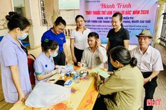 Khám, cấp phát thuốc cho gần 100 người cao tuổi ở TP Hà Tĩnh