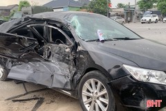 Sau va chạm mạnh, xe Toyota Camry hư hỏng nặng, 1 người tử vong