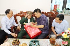 Lãnh đạo tỉnh tặng quà tri ân các cựu chiến binh, cựu thanh niên xung phong