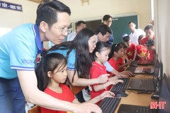 Trao tặng nhiều phần quà trị giá 170 triệu đồng cho học sinh Hương Sơn