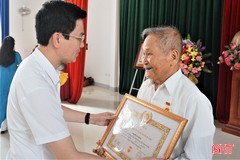 Trao huy hiệu Đảng cho 101 đảng viên ở Hương Khê