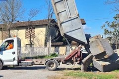 Cảnh sát Italy trả rác cho người đổ trái phép
