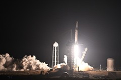 Tàu SpaceX Dragon trở về Trái Đất, mang theo các thí nghiệm khoa học giá trị