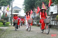 Phụ nữ Nghi Xuân đạp xe hưởng ứng “Tuần lễ áo dài” năm 2024