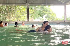 Phụ huynh Hà Tĩnh trang bị kỹ năng bơi cho con