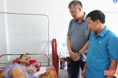 Tổng Liên đoàn Lao động Việt Nam thăm công nhân bị tai nạn sạt lở đất 
