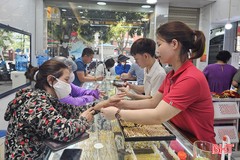 Giá vàng tăng sốc, giao dịch ở Hà Tĩnh "nóng" từng giờ