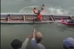 Xôn xao khán giả lấy gạch ném vận động viên rơi xuống sông tại lễ hội đua ghe 