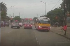 Thót tim xe buýt chạy ngược chiều trên quốc lộ 1 ở TX Kỳ Anh
