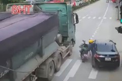 Ôtô vượt ẩu hất người đi xe máy vào đầu xe tải rồi bỏ chạy