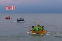 Đua thuyền thúng trên vùng biển Cửa Nhượng