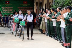 Bộ đội Biên phòng Hà Tĩnh nhận đỡ đầu 5 học sinh Lào