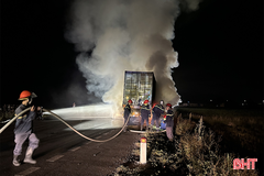 Xe container bốc cháy dữ dội trong đêm 