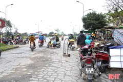 Chấn chỉnh tình trạng giao thông lộn xộn trước cổng chợ Bình Hương