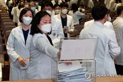 Các giáo sư y khoa Hàn Quốc bắt đầu nộp đơn từ chức 