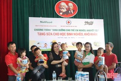 Trao 448 hộp sữa bột cho trẻ em khó khăn ở Can Lộc 