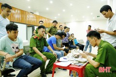 2 thanh niên Lào vận chuyển 15 bánh cần sa, 200 viên ma túy tổng hợp