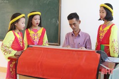 Thầy giáo trường làng Hà Tĩnh mê sáng tác nhạc cho thiếu nhi