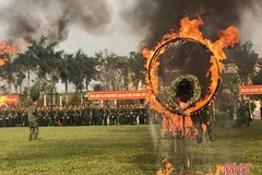 Trinh sát LLVT Hà Tĩnh biểu diễn bay qua vòng lửa tại lễ ra quân huấn luyện