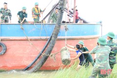 Hà Tĩnh: Trục vớt thành công quả bom trên sông Lam