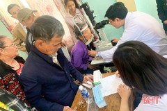 Tặng quà, khám bệnh miễn phí cho hơn 300 người dân xã biên giới Hà Tĩnh