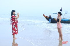 Biển Hà Tĩnh hấp dẫn ngay ngày đầu nghỉ lễ