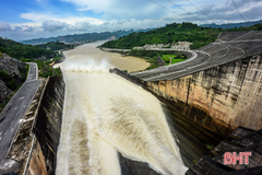 Hồ Kẻ Gỗ và Thủy điện Hương Sơn bắt đầu xả tràn