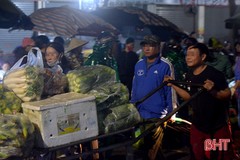 Nhiều người “quên” đeo khẩu trang tại chợ đầu mối lớn nhất TP Hà Tĩnh