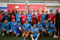 Giải Bóng đá Hội Cổ động viên Hà Tĩnh lần thứ 3 trao cúp cho đội Thạch Hà