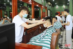 Người dân Hà Tĩnh tranh thủ làm đẹp trước ngày tiệm cắt tóc, nail đóng cửa phòng dịch