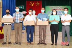 Tuyên truyền cao điểm và cấp phát khẩu trang, nước sát khuẩn miễn phí cho người dân Vũ Quang