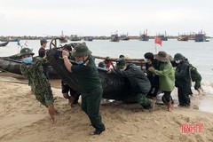 Bộ đội Biên phòng giúp ngư dân TX Kỳ Anh neo đậu 116 thuyền tránh bão số 5