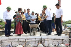 Hợp long cầu dẫn ra bến thả hoa đăng tại Khu di tích Đền thờ Chế thắng phu nhân Nguyễn Thị Bích Châu