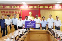 Bộ trưởng Bộ KH&ĐT tặng quà cho người có công với cách mạng trên địa bàn Hà Tĩnh